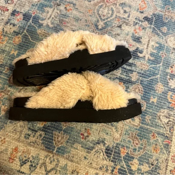 NWT Ugg Fuzz Sugar Cross Slides sz 7 - Picture 2 of 7
